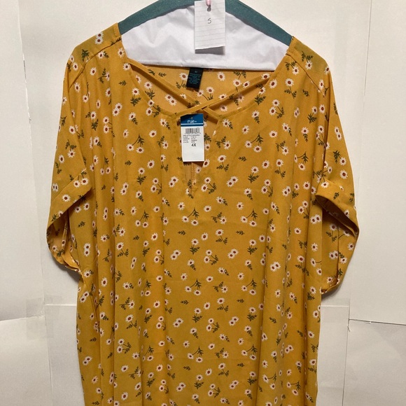 Rue21 Tops - Yellow Daisy Short Sleeve Crisscross Top